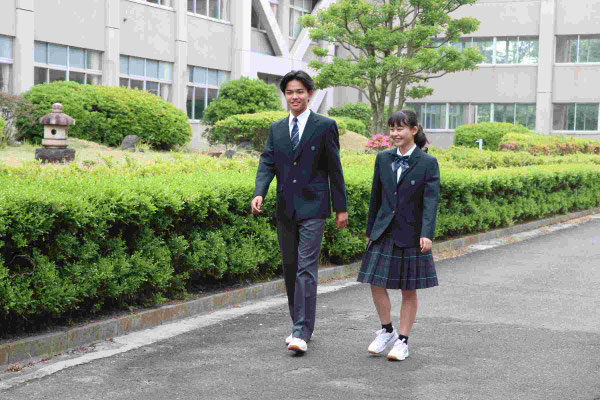 モデル：石原　蒼、永田　愛莉　校内の中庭を散歩する