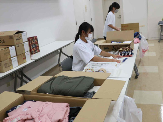 子ども服の回収、整理