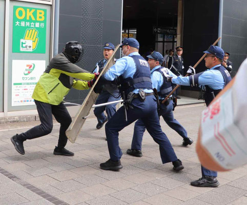 警察官が取り押さえる