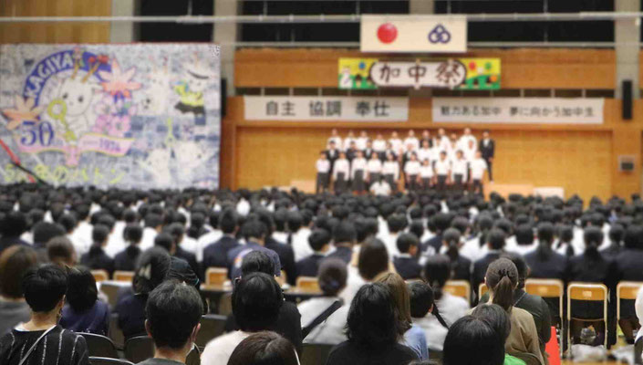 クラス毎に発表する合唱祭の様子