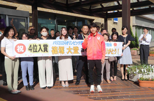 市役所玄関にて大歓迎を受ける