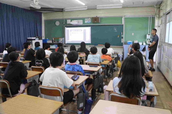 選挙に関する説明を聞く6年１組の児童