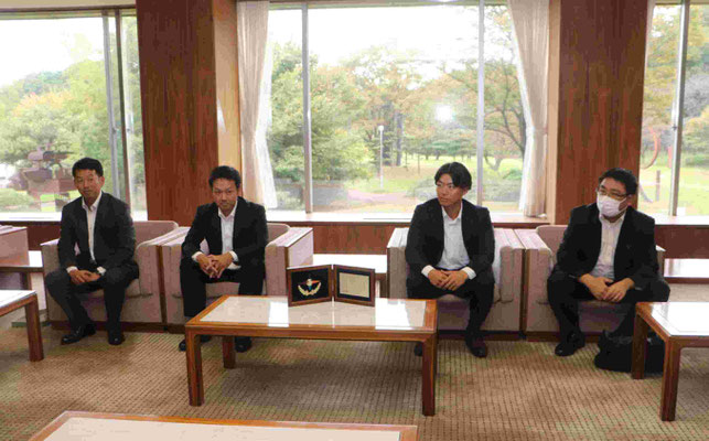 左から濱口マネージャー、鈴木監督、平野主将、中根理事長