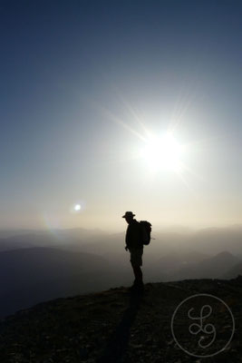 Marcheur au lever du soleil au sommet du Mont-Ventoux, Provence, Juillet 2009