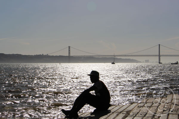 Contemplateur inconnu - Cais das Colunas, Lisbonne (Portugal), Août 2018