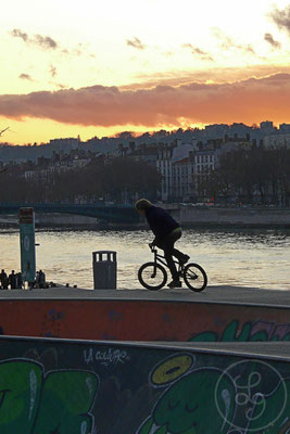 Vélo au soleil couchant - Lyon (Rhône-Alpes), Décembre 2009