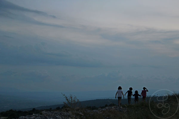 Ribambelle d'enfants - Auribeau, au dessus de Saint-Saturnin-les-Apt, Provence (Vaucluse), Août 2018