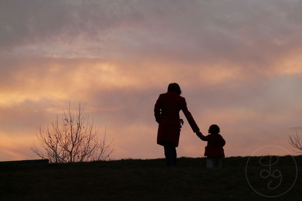 Aya et Claire, le doudou dans la poche au coucher du soleil - vers Marseille, Provence, Décembre 2011