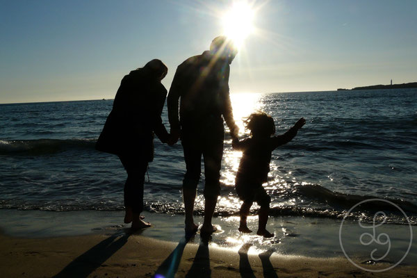 Aya, Emmanuel et Johanna, pieds nus sur la plage - vers Marseille, Décembre 2011