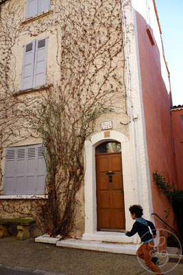 Zakaria devant la maison de l'américain - Saint-Saturnin-les-Apt, Provence (Vaucluse), Janvier 2019