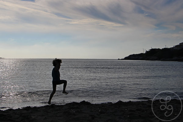 Zakaria, 5 ans, court sur la plage - vers Marseille, Décembre 2018