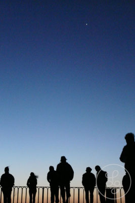 Contemplateurs, au lever du soleil au sommet du Mont-Ventoux, Provence, Juillet 2009