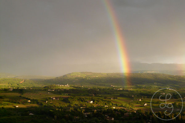 Arc-en-ciel sur Villars, depuis le château de Saint-Saturnin-les-Apt - Provence (Vaucluse), Mai 2013