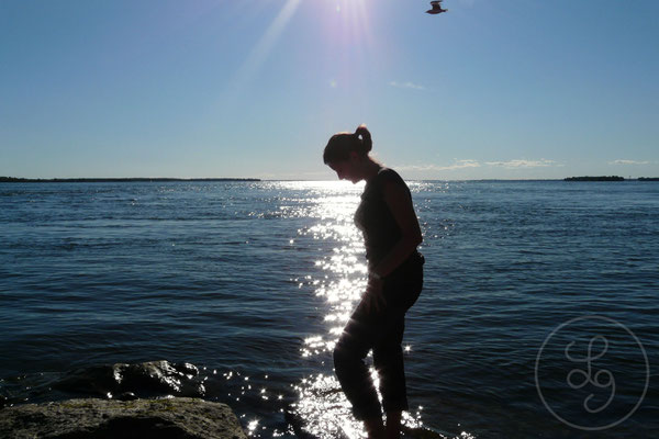 Marie devant le Saint Laurent, au bout du canal Lachine - Montréal (Canada), Septembre 2011