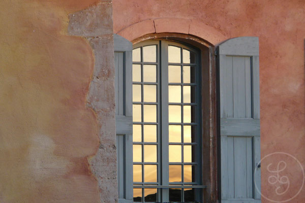 Fenêtre et lumière de fin de journée - Saint-Saturnin-les-Apt, Provence (Vaucluse), Septembre 2019