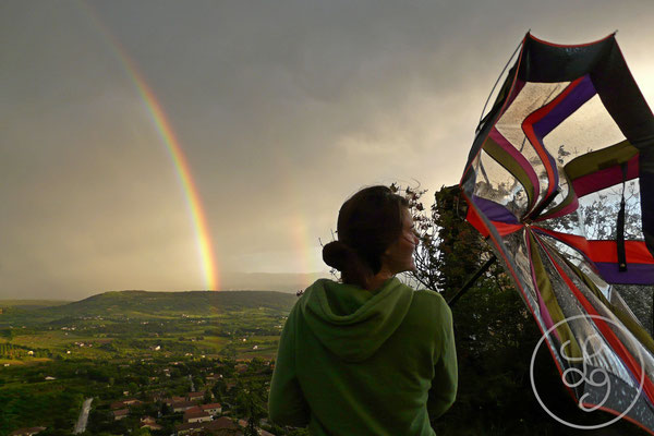 Camille, l'arc en ciel et le coup de vent - sur les hauteurs de Saint-Saturnin-les-Apt, Provence (Vaucluse), Mai 2013