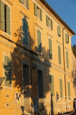 Ombre sur façade ocre - Murs, Provence (Vaucluse), Août 2015