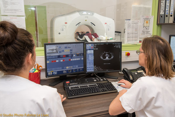 Prise de vue au scanner dans le centre de radiothérapie de la Croix Rouge