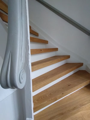 restaurierte Holztreppe in einem Fachwerkhaus