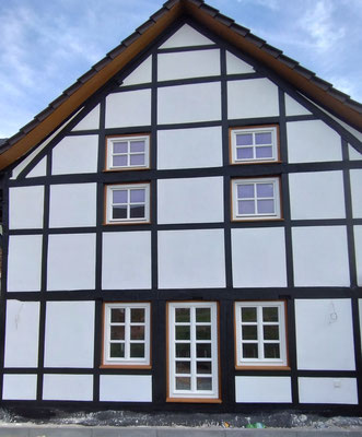 Fachwerkhaussanierung mit denkmalgerechten Holzfenstern