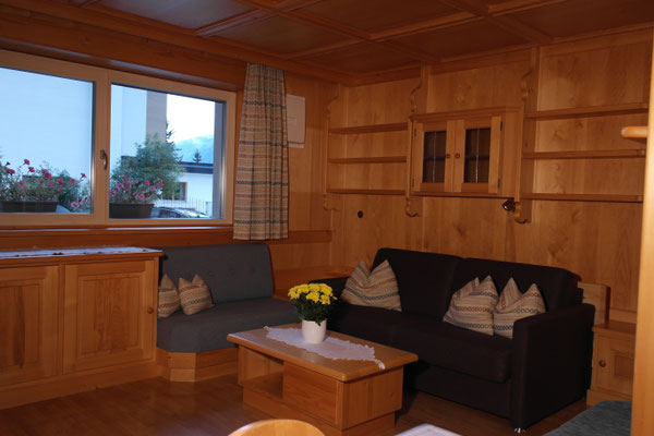 Wohnzimmer mit ausziehbarer Doppelbett Couch