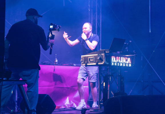 DJ Luca Heinken bei öffentlichem Live Event auf Bühne