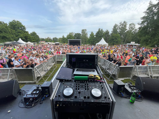 DJ Luca Heinken auf der Bühne während einer öffentlichen Veranstaltung