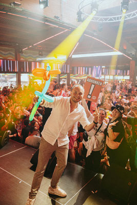 Event-DJ Luca Heinken moderiert und begleitet eine öffentliche Veranstaltung