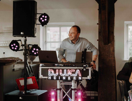 Hochzeitsgäste feiern ausgelassen in Ostfriesland mit DJ Luca Heinken