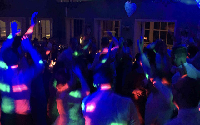 Hochzeits-DJ Luca Heinken sorgt für ausgelassene Stimmung auf einer Hochzeit in Ostfriesland