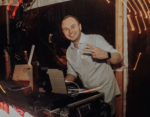 Hochzeits-DJ begleitet den Abend musikalisch auf einer Feier in Ostfriesland
