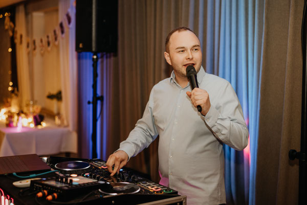 Ausgelassene Hochzeitsfeier mit DJ Luca Heinken im Saarland