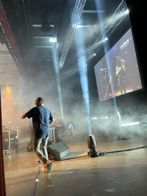 DJ Luca Heinken sorgt mit Moderation und Musik für Stimmung auf einer Bühne