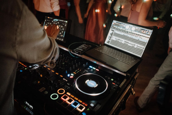 DJ Controller und Musiktechnik auf Hochzeit mit Luca Heinken