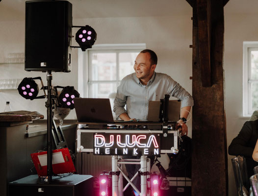 DJ Luca Heinken mit professioneller Veranstaltungstechnik auf Hochzeit