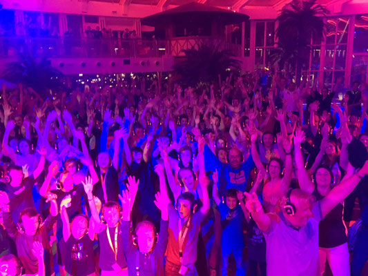 Silentparty mit Kopfhörer auf der AIDA