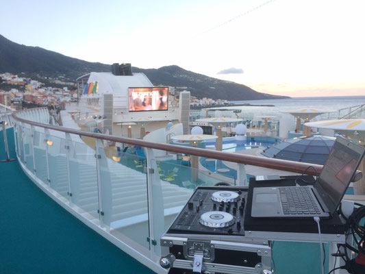 Tanzfläche voller Gäste bei AIDA-Party mit DJ Luca Heinken