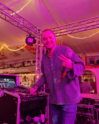 DJ Luca Heinken auf einer Bühne bei einem öffentlichen Event in Deutschland