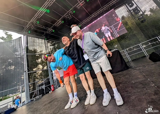 DJ-Pult und Veranstaltungstechnik bei einer Open-Air-Veranstaltung