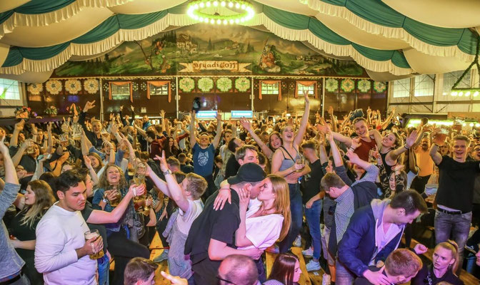 DJ Luca Heinken sorgt auf einem Volksfest für ausgelassene Stimmung