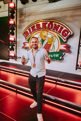 DJ-Performance von Luca Heinken auf der Bühne im Bierkönig Mallorca