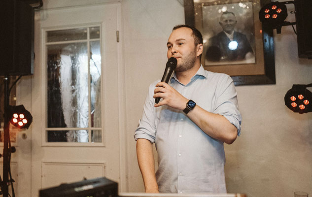DJ Luca Heinken moderiert Hochzeit oder Event mit Mikrofon