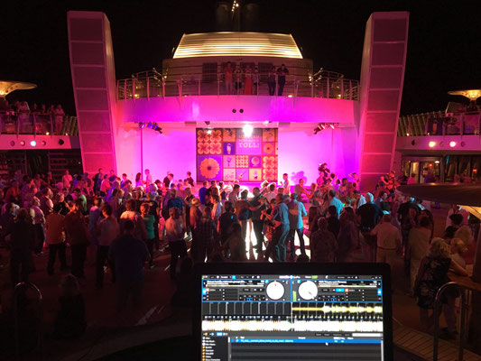 Feiernde Gäste tanzen auf AIDA-Schiff zu DJ-Musik