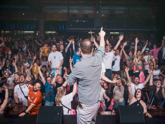 DJ Luca Heinken auf großer Eventbühne vor Publikum