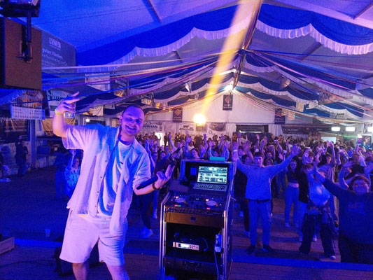 DJ Luca Heinken begeistert Gäste mit Musik und Moderation