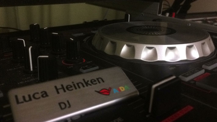 DJ-Performance von Luca Heinken auf AIDA-Schiff mit Publikum