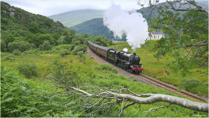 Der Harry Potter Zug fährt durch die Highlands