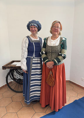 Zwei Mitglieder des Renaissancetanzkreis in ihren authentischen Kostümen