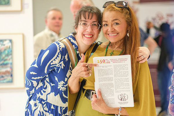 Enila - Aline Schmid und Vilma Sousa-Dimpfl mit Termin-Broschüre für unser Jubiläumsjahr 2025 (Foto: Andreas Schebesta)