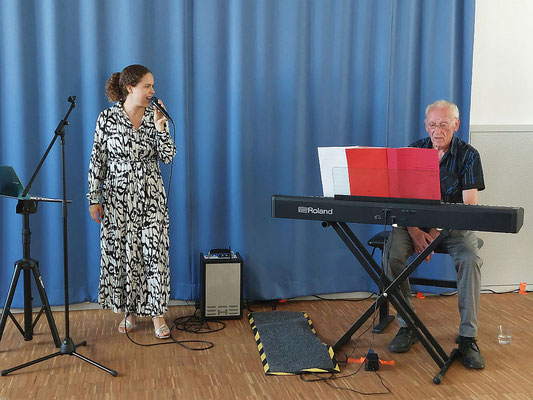 Vernissage: Sängerin Martina Oliveira und Franz Haldenberg am Klavier